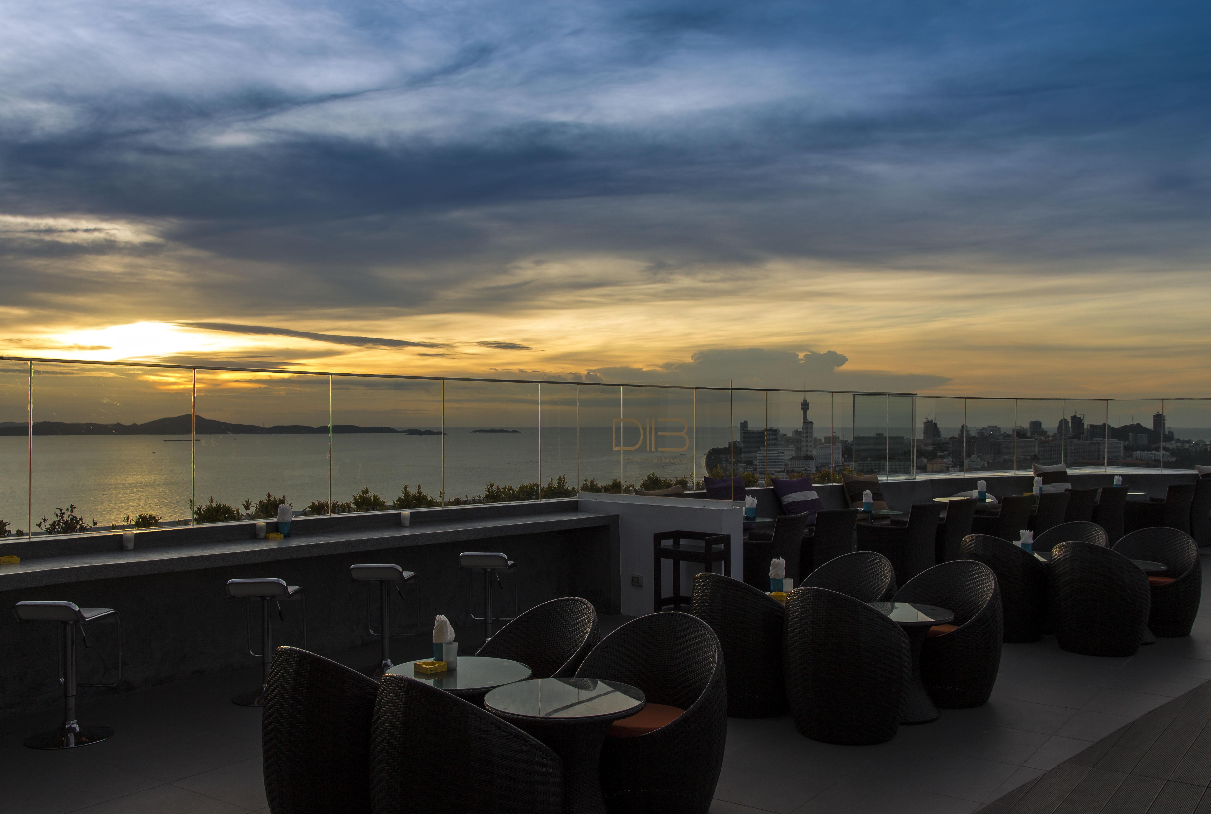 D Varee Jomtien Beach, Pattaya Екстер'єр фото Sunset at the rooftop bar