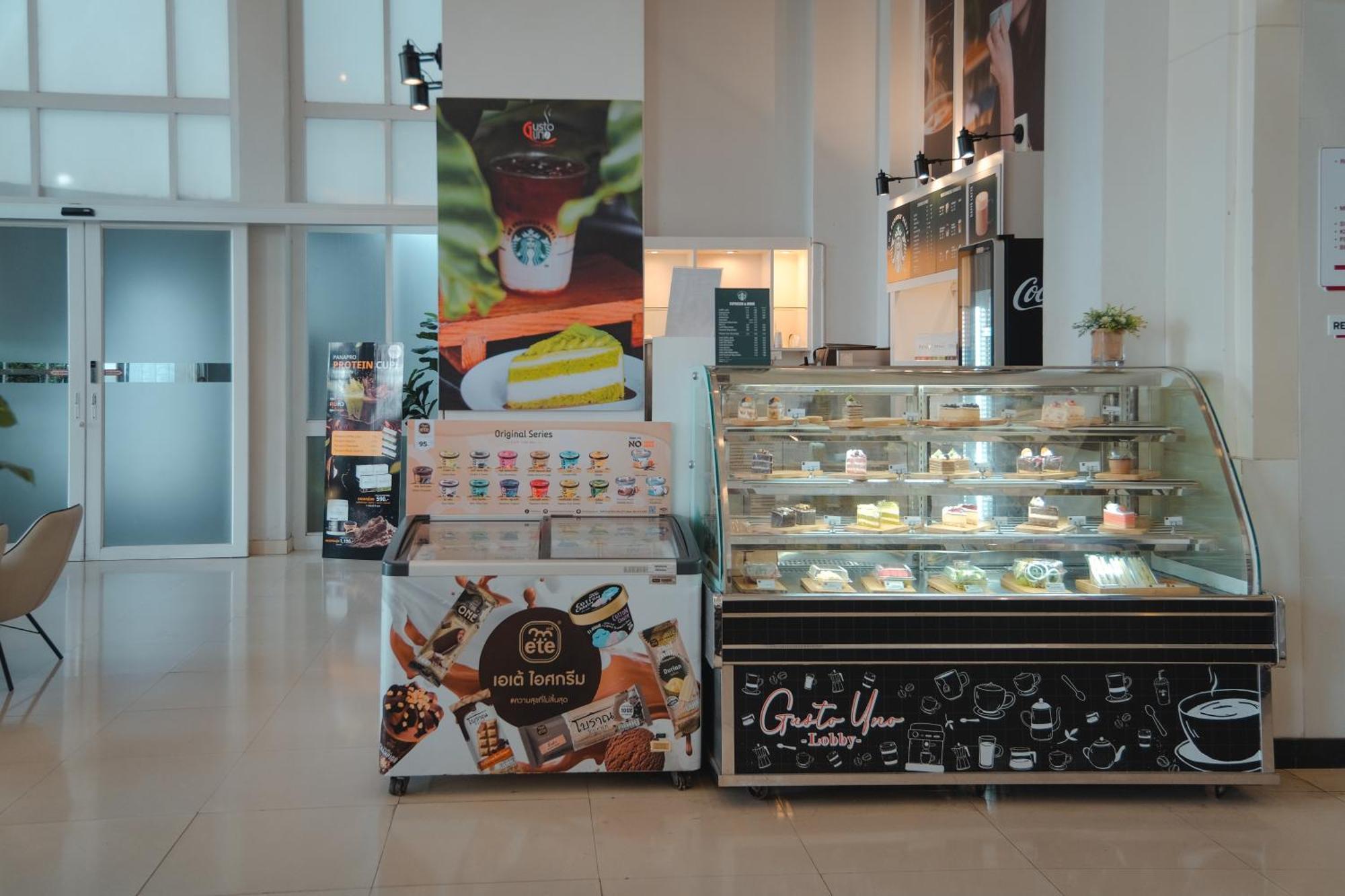D Varee Jomtien Beach, Pattaya Екстер'єр фото A pastry shop in the airport