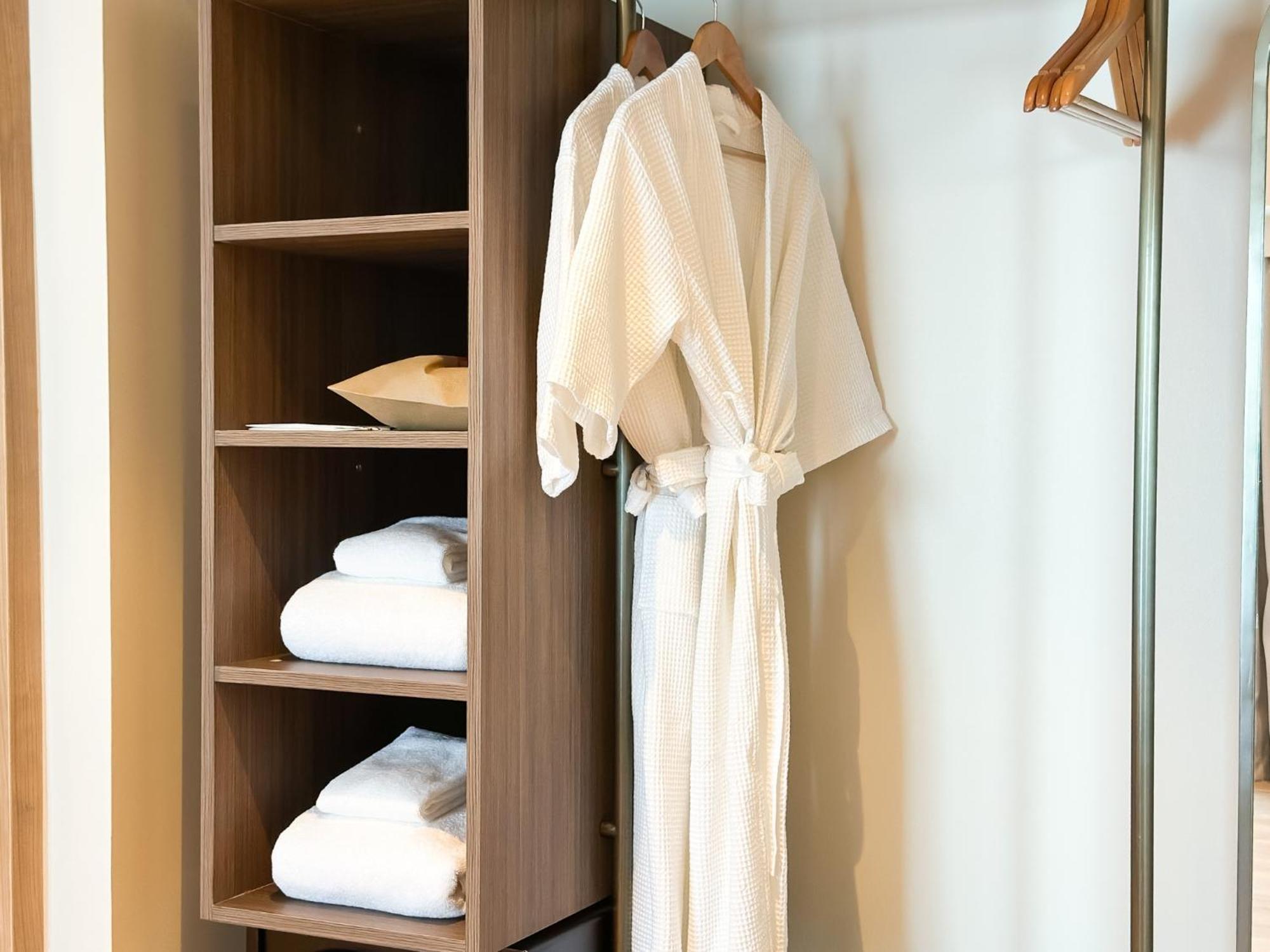 D Varee Jomtien Beach, Pattaya Екстер'єр фото A bathrobe hanging on a hanger