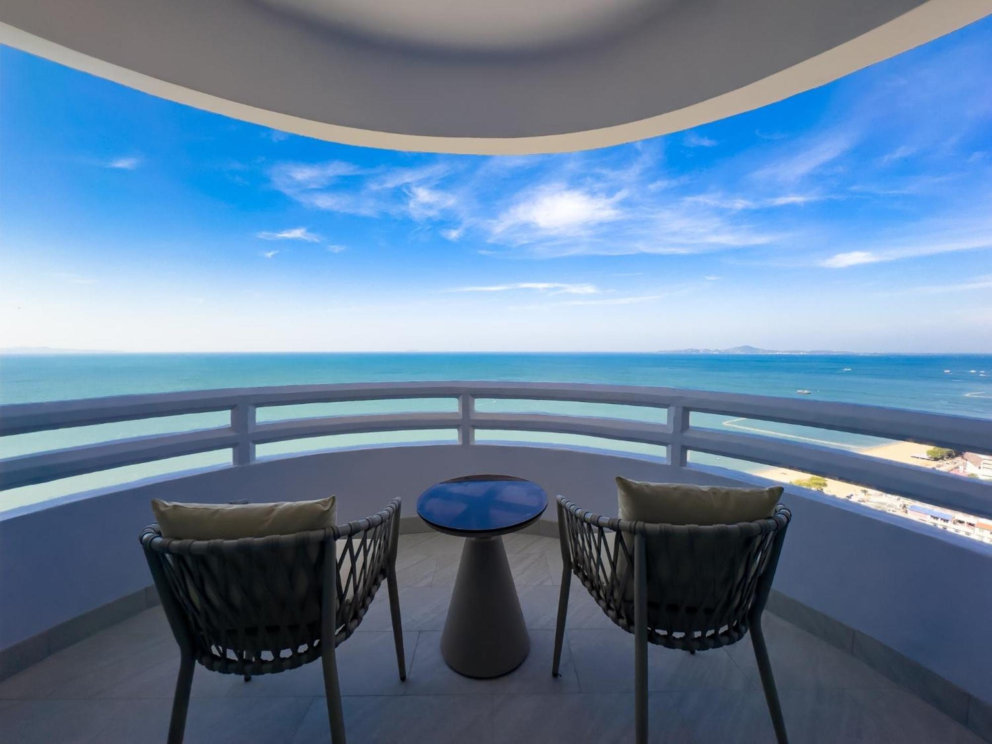D Varee Jomtien Beach, Pattaya Екстер'єр фото Balcony of a suite at the Hilton Pattaya
