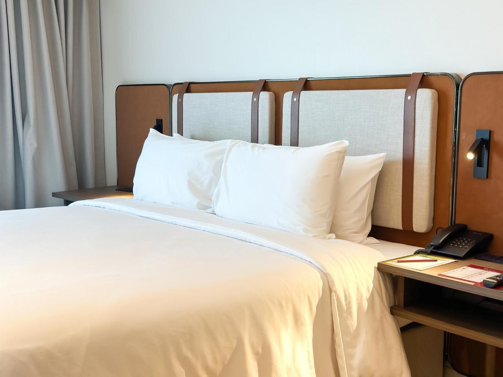 D Varee Jomtien Beach, Pattaya Екстер'єр фото A bed with a telephone