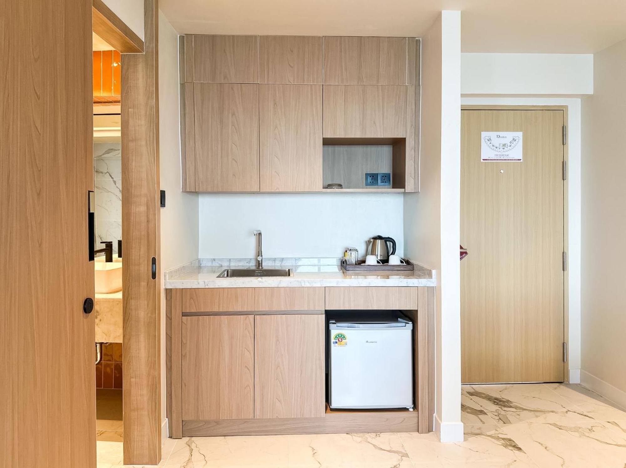 D Varee Jomtien Beach, Pattaya Екстер'єр фото A kitchenette in a hotel room